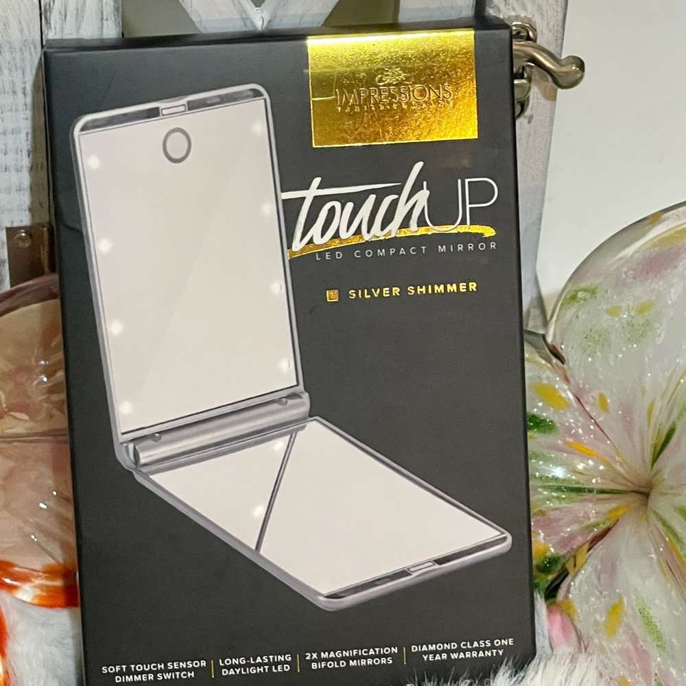 (NWT) TouchUp Dimmable LED Compact Mirror